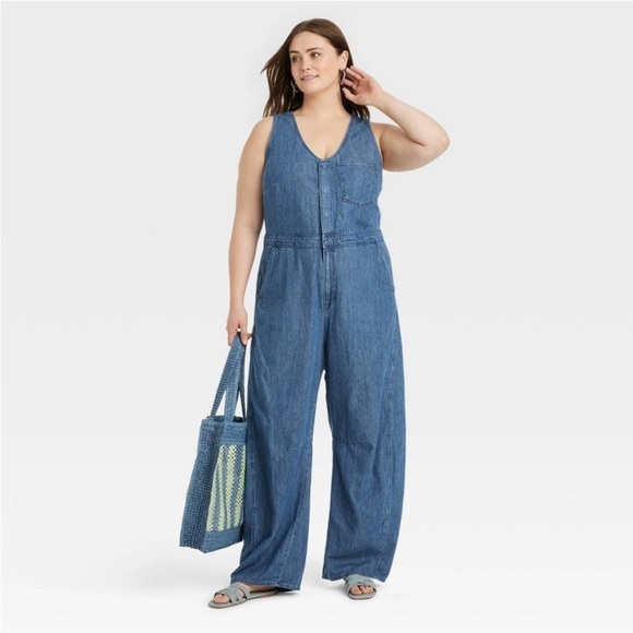 NWT Women's Curved Leg Denim Jumpsuit - Universal Thread Medium Wash - Picture 1 of 5